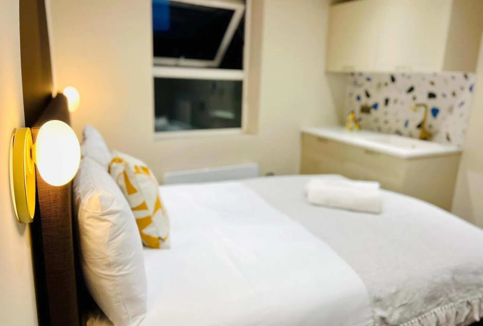 Guest house London Holly A Mini Studios Great Location For Tourist!!!